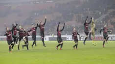 Para pemain AC Milan merayakan kemenangan 2-1 atas Torino sekaligus memastikan lolos ke perempat final pada laga Coppa Italia di San Siro stadium, Milan (12/1/2017). (AP/Antonio Calanni)