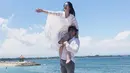 Pasangan yang sudah berpacaran selama enam tahun ini tampak serasi dalam outfit bernuansa putih saat berlibur bersama ke pantai. (Liputan6.com/IG/@hitocaesar)