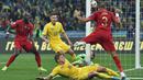 Bek Portugal, Pepe, berusaha menyundul bola saat melawan Ukraina pada laga Kualifikasi Piala Eropa 2020 di Stadion NSK Olimpiyskyi, Kiev, Senin (14/10). Ukraina menang 2-1 atas Portugal. (AFP/Genya Savilov)