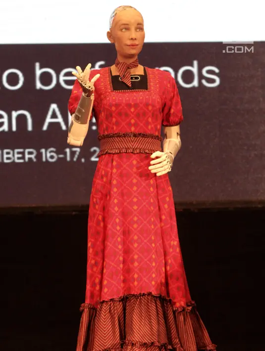 Robot Sophia berinteraksi dengan penonton dalam dialog internasional CSIS di Hotel Borobudur, Jakarta, Selasa (17/9/2019). Sophia yang disebut-sebut sebagai robot tercerdas di dunia itu tampil mengenakan kebaya merah. (merdeka.com/Iqbal Nugroho)