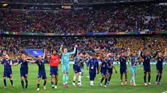 Para pemain Belanda merayakan kemenangan dalam pertandingan babak 16 besar Euro 2024 melawan Rumania di stadion Fussball Arenad, Munchen pada 2 Juli 2024. (Kirill KUDRYAVTSEV/AFP)