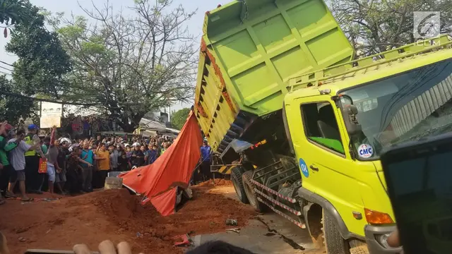 Truk Tanah Timpa Mobil di Karawaci Tangerang