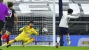 Pemain Tottenham Hotspur, Son Heung-min, mencetak gol ke gawang Brentford pada laga Piala Liga Inggris, di London, Rabu (06/01/2021). Spurs menang dengan skor 2-0. (Glyn Kirk/Pool via AP)