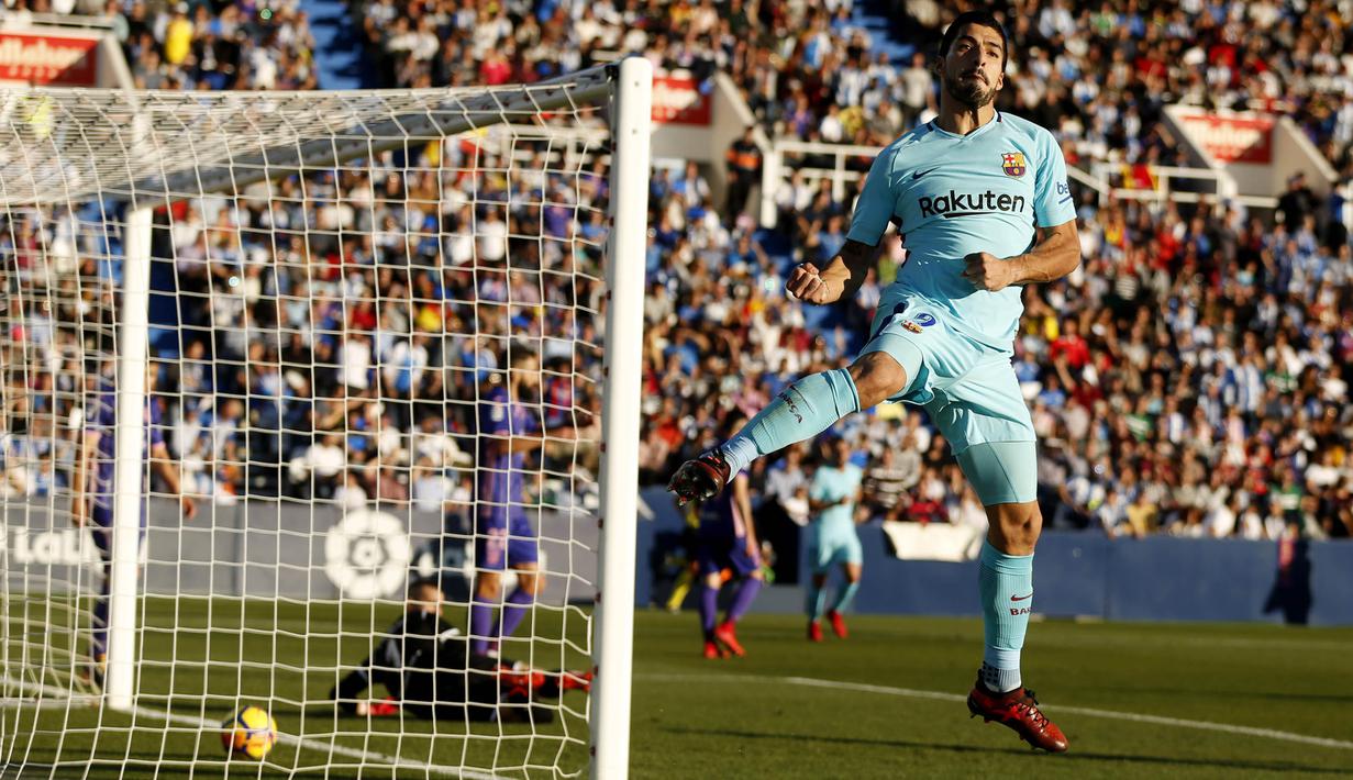 Striker Barcelona, Luis Suarez, merayakan gol yang dicetaknya ke gawang Leganes pada laga La Liga Spanyol di Stadion Butarque, Leganes, Sabtu (18/11/2017). Leganes kalah 0-3 dari Barcelona. (AFP/Francisco Seco)