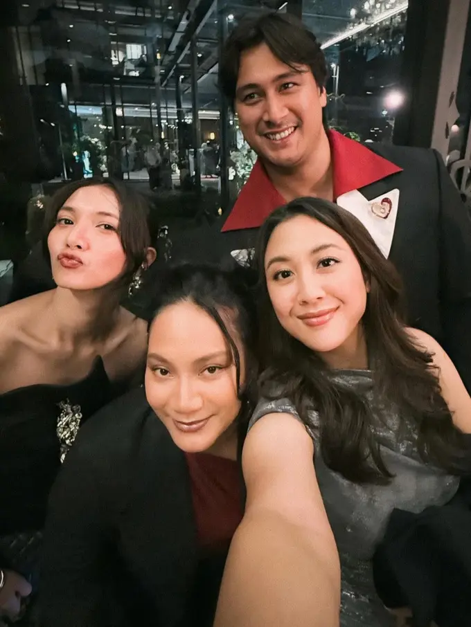 Gaya Artis dan Musisi Hadir Kondangan Kerabat