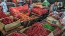 Aktivitas pedagang cabai di Pasar Induk Kramat Jati, Jakarta Timur, Kamis (6/1/2022). Untuk cabai rawit merah yang sebelumnya dijual kisaran Rp100-110 ribu per kilogram turun menjadi Rp80-90 ribu per kilogram. (merdeka.com/Iqbal S. Nugroho)
