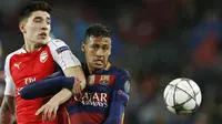 Penyerang Barcelona, Neymar, berebut bola dengan bek sayap Arsenal, Hector Bellerin pada laga leg kedua babak 16 besar Liga Champions di Stadion Camp Nou, Barcelona, Kamis (16/3/2016) dini hari WIB. (Action Images via Reuters/Carl Recine)