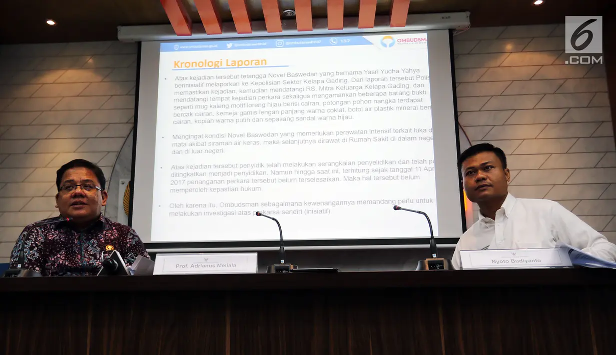 Komisioner Ombudsman Adrianus Meliala (kiri) menerangkan temuan maladministrasi dalam kasus Novel Baswedan, Jakarta, Kamis (6/12). Ombudsman menemukan maladministrasi dalam kasus Novel Baswedan. (Liputan6.com/JohanTallo)