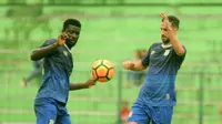 Pemain Persiba Balikpapan, Dirkir Glay (kiri) dan Anmar Amubarak, absen pada laga melawan Persipura, Senin (22/5/2017). (Bola.com/Iwan Setiawan)