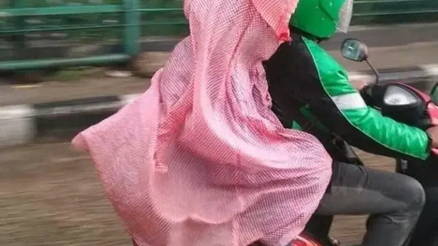 6 Busana Penumpang Ojek Online Ini Absurd Banget
