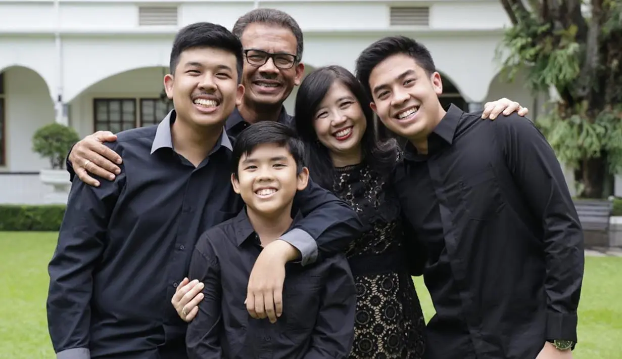 Selain saat santai, mereka juga memperlihatkan kekompakan ketika menghadiri acara formal. Balutan busana berwarna hitam kerap mereka kenakan. Jerome bersama ayah, kakak, dan adiknya mengenakan kemeja hitam. Sang Ibunda mengenakan dress dengan warna senada. (Liputan6.com/IG/@jeromepolin)