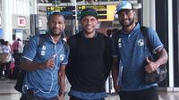 Donni Monim bersama dua pemain asal Papua, Andri Ibo dan Ronny Beroperay, saat membela Barito Putera di Liga 1 2019. (Dok. Barito Putera)
 