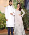 Aishwarya Rai dan Abhishek Bachachan tampil serasi saat mereka menghadiri pernikahan Sonam Kapoor. (Foto: instagram.com/bollywood_on)