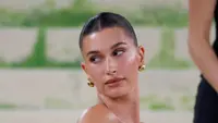 Hailey Bieber Bikin Bra dan Pakaian Dalam Kim Kardashian Ludes dalam Hitungan Jam