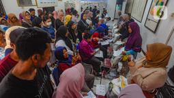 Pemerintah kembali menyalurkan bantuan pangan beras 10 kilogram dari cadangan beras pemerintah (CBP) tahap dua (April, Mei, Juni) kepada sebanyak 22 juta keluarga penerima manfaat (KPM). (merdeka.com/Arie Basuki)