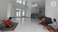 Aktivitas warga positif Covid-19 tanpa gejala yang menjalani isolasi mandiri di sebuah rumah mewah di Jalan MPR 1, Cilandak, Jakarta, Rabu (7/7/2021). Mereka yang menjalani isolasi mandiri di rumah mewah itu mendapatkan bantuan kebutuhan sehari-hari dari warga sekitar. (merdeka.com/Arie Basuki)