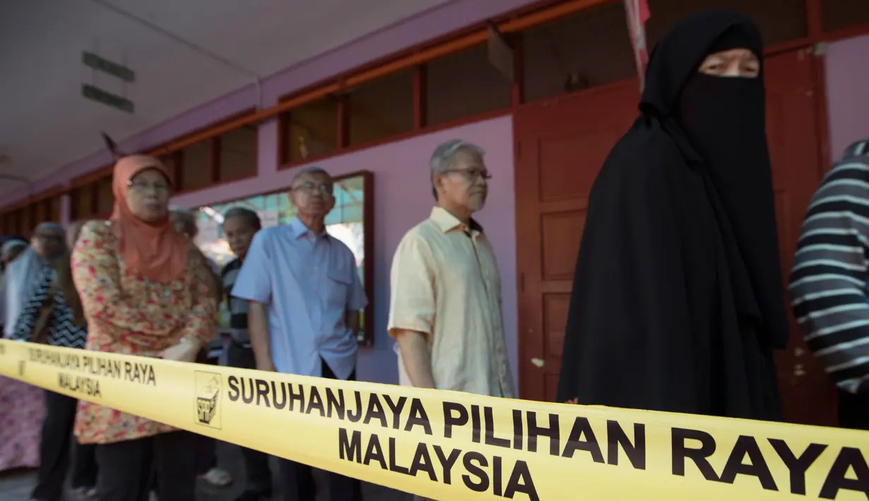 Warga Malaysia mengantre di tempat pemungutan suara untuk memilih perdana menteri, Kuala Lumpur, Rabu (9/5). Pemerintah menetapkan hari ini sebagai hari libur agar warganya bisa memenuhi tanggung jawab mereka sebagai pemilih. (AP Photo/Vincent Thian)