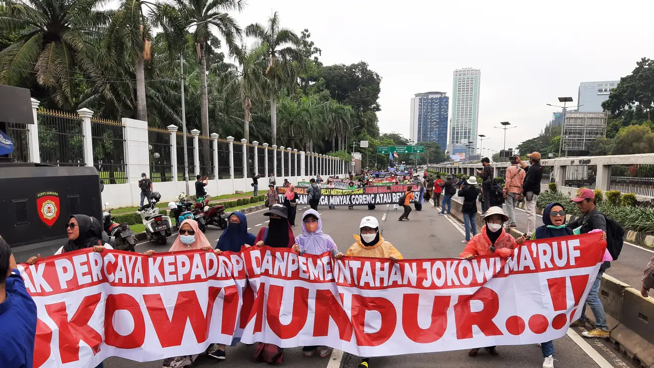 Emak-emak demo bersama buruh di Gedung DPR/MPR hari ini, Kamis (21/4/2022)