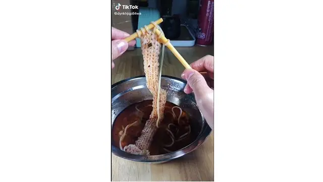 Wanita Ini Rajut Mi Ramen Jadi Jaring-Jaring Panjang Bak Syal, Bikin Melongo