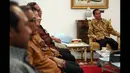 Dewan Pertimbangan Presiden (Wantimpres) menemui Presiden Joko Widodo di Istana Merdeka, Jakarta. Presiden Jokowi (kanan) saat pertemuan dengan Wantimpres di Istana Merdeka, Jakarta, Rabu (28/1/2015). (Liputan6.com/Faizal Fanani)
