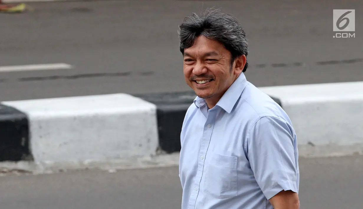 Mantan CEO Citilink Albert Burhan tersenyum usai diperiksa di Gedung KPK, Jakarta, Jumat (26/1). Albert diperiksa untuk tersangka Emirsyah Satar. (Liputan6.com/Herman Zakharia)