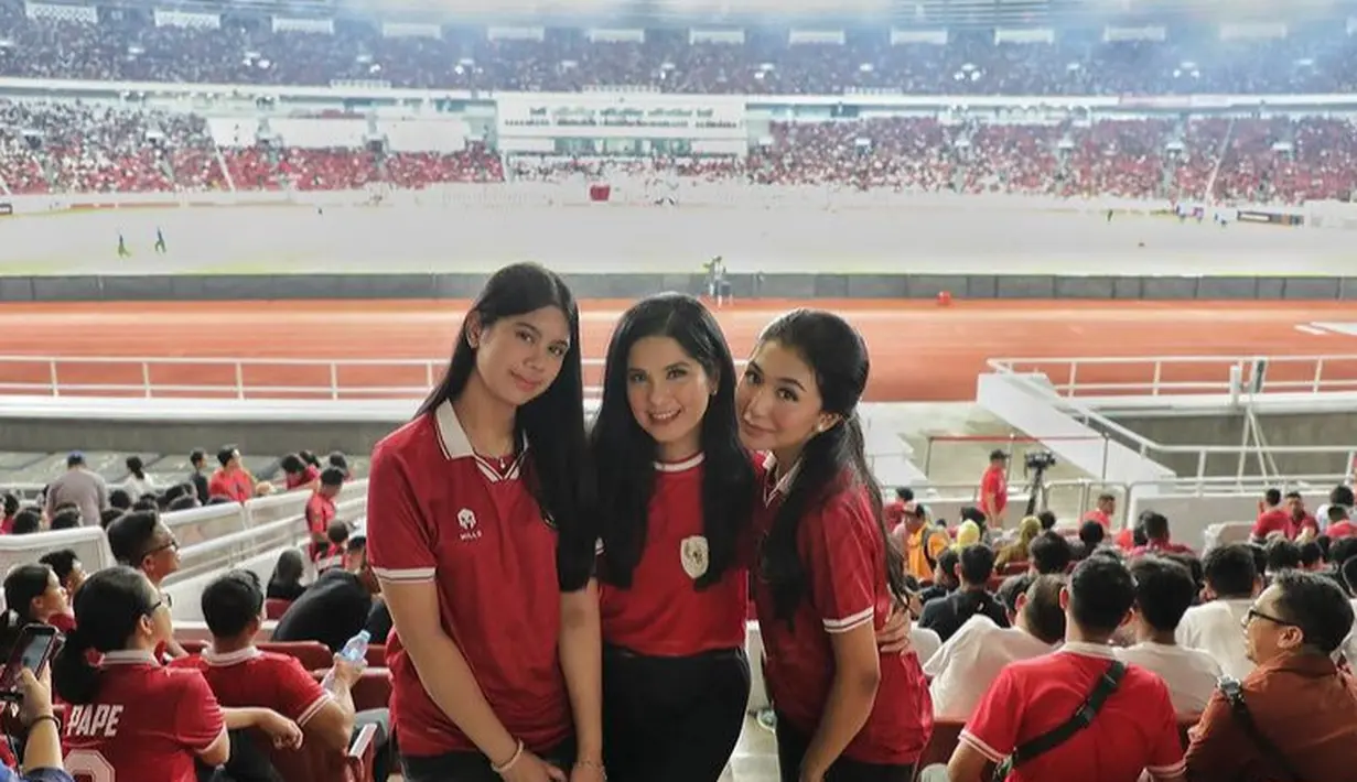 Lain halnya dengan Almira, anak AHY dan Annisa Pohan. Ia mengenakan jersey merah Timnas edisi tahun lalu dengan kerah putihnya. Dipadukan celana panjang mirip sang bunda.  [@agusyudhoyono]