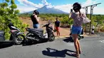 Sejumlah turis mengabadikan pemandangan erupsi Gunung Agung di Kabupaten Karangasem, Bali, Jumat (6/7). Erupsi Gunung Agung mengundang banyak perhatian warga dan wisatawan. (AFP FOTO / Sonny Tumbelaka)