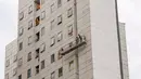 Pekerja mengecat dinding Rusun Jatinegara Barat di Jakarta, Selasa (18/9). Rusunawa Jatinegara Barat terdiri dari dua tower, 16 lantai, dengan kapasitas mencapai 520 unit. (Liputan6.com/Immanuel Antonius)