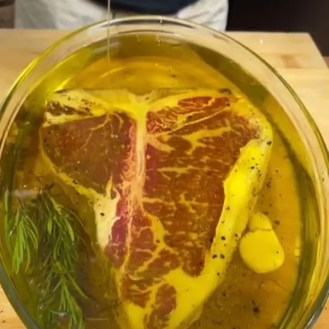 Konten Kreator Bagikan Tips Masak Daging Wagyu dengan Minyak Zaitun