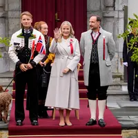Putri Mahkota Norwegia Mette-Marit, Pangeran Mahkota Norwegia Haakon, dan Pangeran Norwegia Sverre Magnus menyapa pawai anak-anak selama perayaan hari nasional di Skaugum di Asker, dekat Oslo, Norwegia, pada 17 Mei 2026.  (dok. Lise Åserud / NTB / AFP)