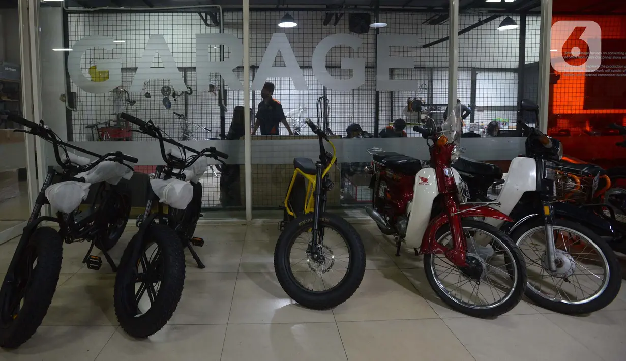 Sejumlah motor terlihat sebelum dimodifikasi di Jakarta, Selasa (29/3/2022). Modifikasi motor tersebut merupakan konversi  bahan bakar minyak ke motor listrik. (merdeka.com/Imam Buhori)