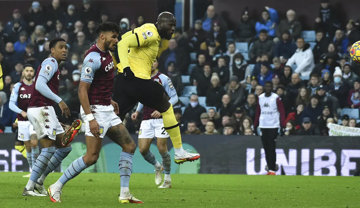 Pemain Chelsea Romelu Lukaku (tengah) mencetak gol ke gawang Aston Villa pada pertandingan sepak bola Liga Inggris di Villa Park, Birmingham, Inggris, Minggu (26/12/2021). Chelsea menang 3-1. (AP Photo/Rui Vieira)