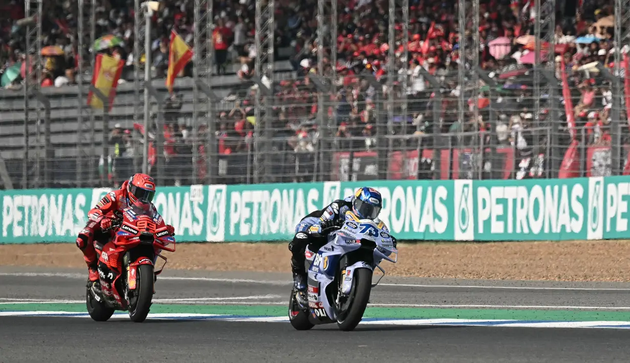 Begitu balapan dimulai, Marc Marquez langsung melesat dan tampil terdepan. (Lillian SUWANRUMPHA/AFP)