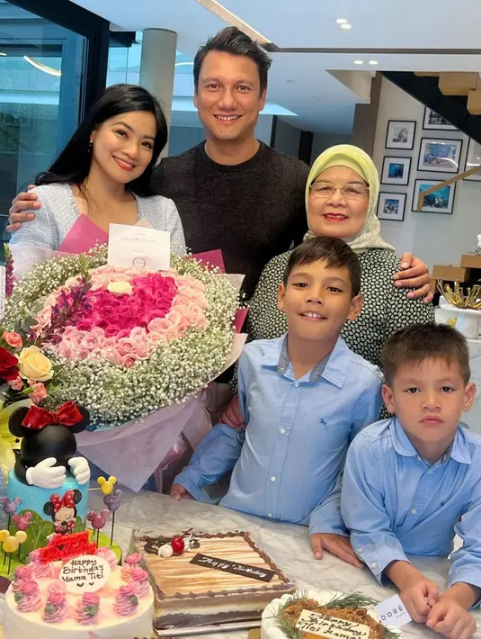 Tak hanya dirayakan dengan suami dan anak saja, namun tampak pula ibunda Titi Kamal di momen tersebut. Tak sedikit netizen yang memberikan ucapan selamat serta doa untuk Titi. (Liputan6.com/IG/@titi_kamall)
