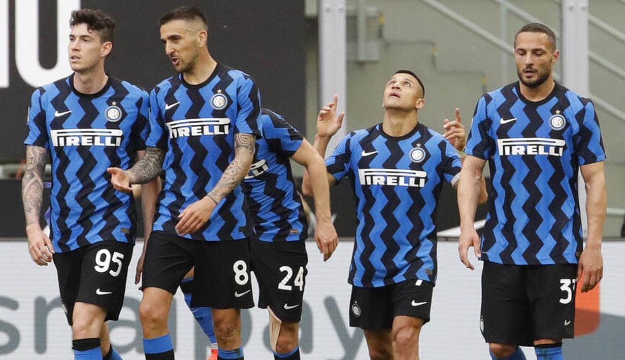 Striker Inter Milan, Alexis Sanchez, melakukan selebrasi usai mencetak gol ke gawang Sampdoria pada laga Liga Italia di Stadion Giuseppe Meazza, Sabtu (8/5/2021). Inter Milan menang dengan skor 5-1. (AP/Luca Bruno)