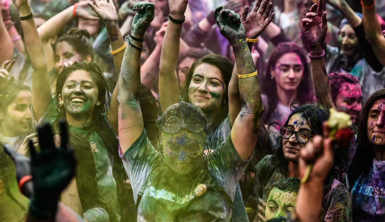 Sejumlah wanita menari saat mengambil bagian dalam Color Sky Festival di distrik Kadikoy, di Istanbul, Turki (6/5). Color Sky Festival merupakan acara amal tahunan yang diadakan di Istanbul. (AFP Photo/Yasin Akgul)