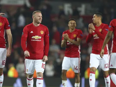 Para pemain Manchester United merayakan kemenangan setelah lmenang agregat atas Celta Vigo pada semifinal Liga Europa di Old Trafford, Manchester (11/5/2017). Manchester United menang agregat 2-1. (AP/Dave Thompson)