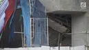 Kondisi kontruksi beton proyek light rapid transit ( LRT)  yang roboh di Kayu Putih, Jakarta Timur, Senin (22/1). Menurut polisi, konstruksi LRT itu roboh saat dilakukan pemasangan box girder. (Liputan6.com/Arya Manggala)
