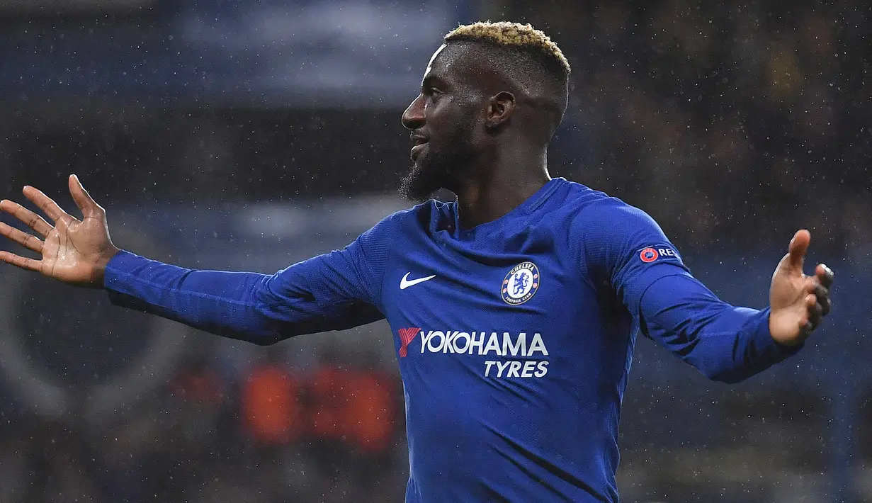 Tiemoue Bakayoko. Chelsea mendatangkan Tiemoue Bakayoko dari AS Monaco pada awal musim 2017/2018 dengan nilai transfer senilai 40 juta euro atau kini setara Rp625,3 miliar setelah tampil memukau selama 3 musim berseragam AS Monaco. Nyatanya bersama Chelsea ia hanya menjadi pelapis di lini tengah karena kesulitan beradaptasi dan hanya tampil dalam 43 laga di semua ajang di musim 2017/2018 dengan torehan 3 gol dan 3 assist. Pada musim 2019/2020 ia dipinjamkan ke klub lamanya AS Monaco setelah lebih dahulu dipinjamkan ke AC Milan pada 2018/2019. (AFP/Ben Stansall)