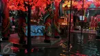 Seorang Umat Tionghoa Bersembahyang dan berdoa di klenteng Vihara Amurva Bhumi, Setiabudi, Jakarta Selatan, Minggu, (7/2/2016). Meski Vihara sempat terendam banjir tidak menyurutkan mereka untuk berdoa. (Liputan6.com/JohanTallo)