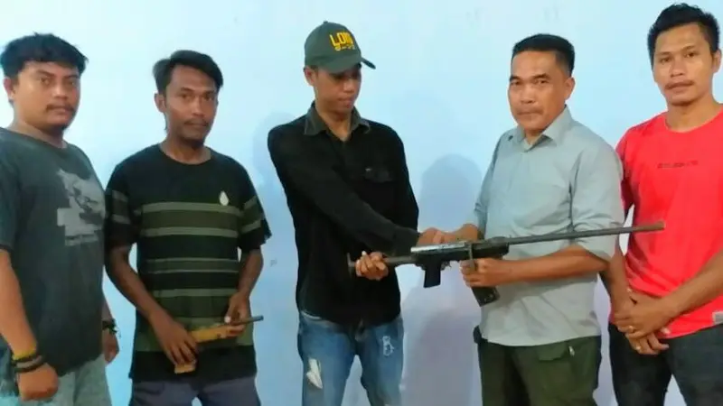 Warga Bima menyerahkan senjata api atau senpi rakitan kepada polisi. (Foto: Liputan6.com/Miftahul Yani)