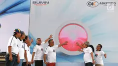 Jajaran Direksi dan Komisaris Askrindo meluncurkan Logo serta Nilai Budaya Perusahaan pada HUT ke-48 Askrindo di Ancol Fantastique, Jakarta, Sabtu (6/4). Peluncuran tersebut diharapkan menjadi panduan utama seluruh insan Askrindo untuk berpikir, bertindak serta berprilaku. (Liputan6.com/HO/Iqbal)