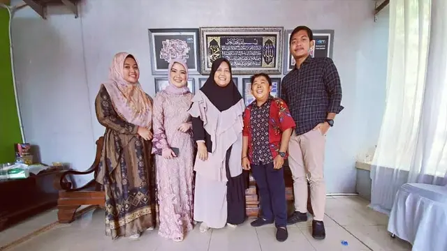Jarang Terekspos, Ini 7 Potret Kebersamaan Adul dan Istri