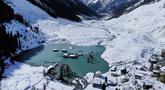 Pemandangan udara menunjukkan Desa Blatten yang sebagian terendam banjir setelah hujan salju baru-baru ini, lima bulan setelah tanah longsor menghancurkan desa tersebut, Blatten, Swiss, pada Selasa 28 Oktober 2025. Lima bulan setelah terkubur longsoran es, Desa Blatten di Swiss, perlahan muncul kembali dari timbunan puing-puing, dan lumpur yang diakibatkan oleh keruntuhan gletser. (AP Photo/Michael Probst)