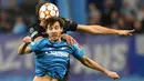 Pemain Zenit St. Petersburg Aleksandr Erokhin berebut bola dengan pemain Chelsea Marcos Alonso pada pertandingan sepak bola Grup H Liga Champions di Gazprom Arena, St.Petersburg, Rusia, 8 Desember 2021. Pertandingan berakhir dengan skor 3-3. (AP Photo/Dmitry Lovetsky)