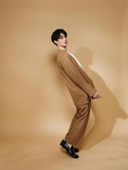 Tidak jarang, Gabriel Prince dikira orang keturunan Korea. Padahal ia merupakan orang asli Surabaya, Jawa Timur yang memiliki keturunan campuran dari kedua orangtuanya. Pemilihan outfit yang ia kenakan makin menambah kesan Oppa Korea yang melekat pada dirinya. (instagram/phrrince)