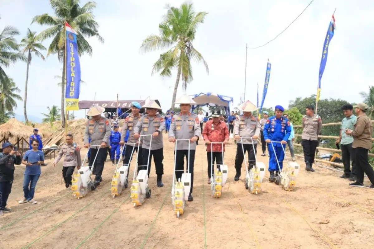 Polda Banten bersama jajaran dan kelompok tani binaan Polairud Polda Banten manfaatkan lahan eks tambang untuk penanaman bibit jagung di Lingkungan Bagendung.