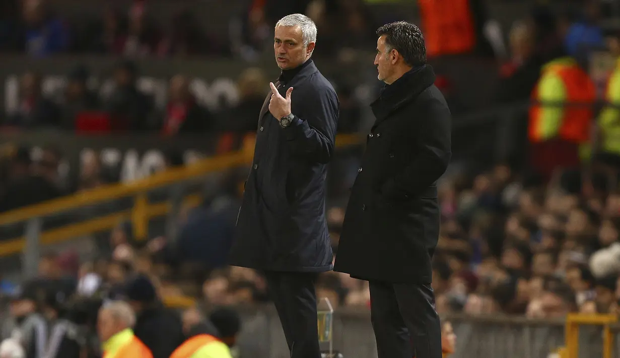 Pelatih Manchester United, Jose Mourinho (kiri) berbincang dengan pelatih St.Etienne, Christophe Galtier pada leg pertama babak 32 besar Liga Europa Old Trafford stadium, Manchester, (16/2/2017).  (AP/Dave Thompson)