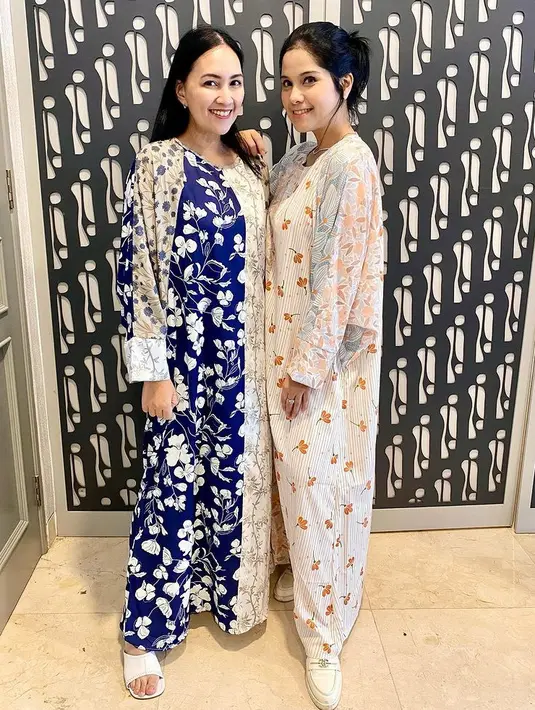 Annisa Pohan lewat brandnya Hana meluncurkan kaftan cocok untuk Ramadan. Salah satunya warna bright dengan motif floral. [@annisayudhono]