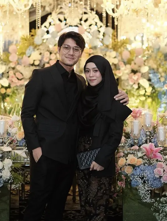 Kondangan bareng suami, Lesti nampak serasi mengenakan pakaian serba hitam dipadukan kain lilit batik sebagai bawahannya.  (@lestykejora)